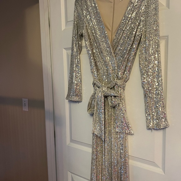 Eliza J Jumpsuit in silver sequins size 6, perfect condition. - Picture 5 of 9